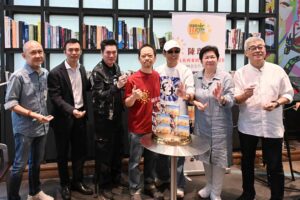 张映坤(左起),李国煌,关德辉,陳琝發,黄一飞,刘清莹,叶啸一同进行启动仪式,撒彩纸高喊“兴!旺!发!”,祝福专辑大卖。